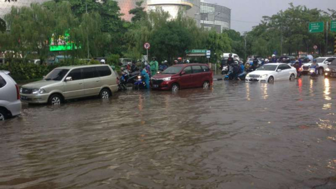 Genangan air di depan Mal Gandaria City, Jakarta Selatan.