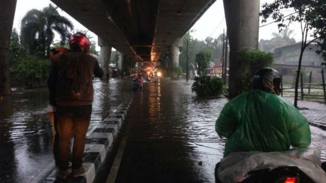 Akses Jalan Antasari lumpuh akibat banjir pada Sabtu, 27 Agustus 2016.