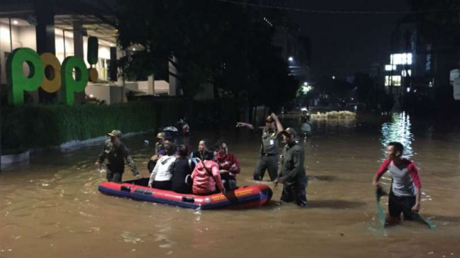 Banjir di Jalan Kemang Raya terjadi hingga Sabtu malam, 27 Agustus 2016.