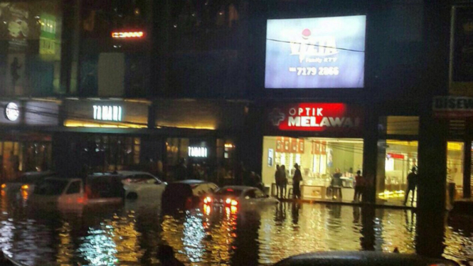 Banjir di depan The Mansion At Kemang Jl. Kemang Raya Jaksel.