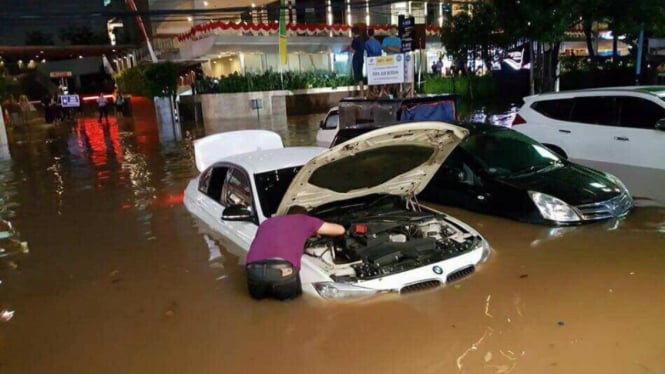 Hasil gambar untuk tenggelam banjir