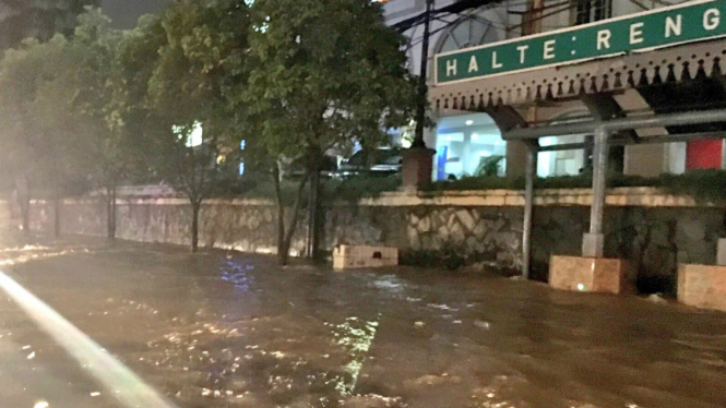 Banjir di depan BCA, Jalan Tendean, Jakarta Selatan.