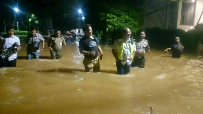Wakil Kepala Polda (Wakapolda) Metro Jaya Brigjen Pol Suntana susuri banjir di Kemang.