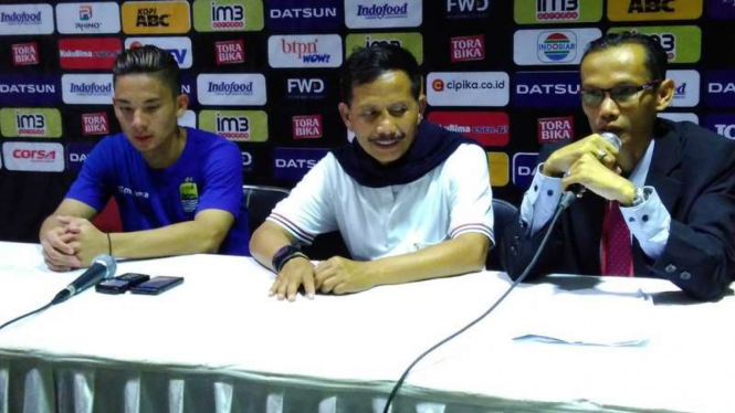 Pelatih Persib Bandung, Djadjang Nurdjaman (tengah)