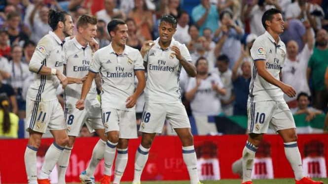 Pemain Real Madrid rayakan gol ke gawang Celta Vigo.