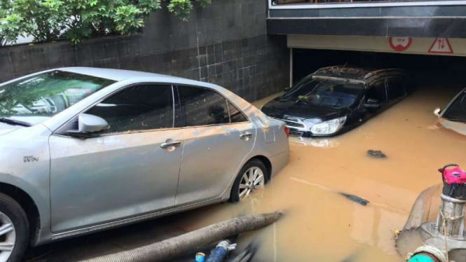 Dok. Mobil di basement Kemang Square terendam banjir.