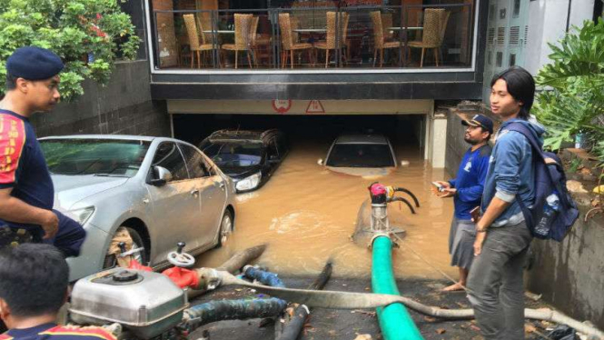 Sejumlah mobil terlambat diselamatkan dari banjir di Jakarta beberapa waktu silam. 