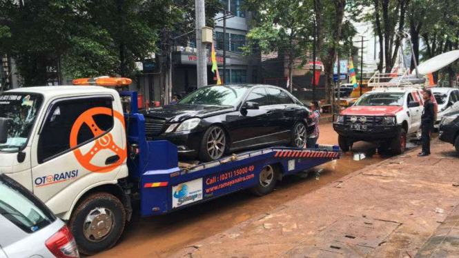 Mobil mewah terendam banjir di Kemang, Jakarta Selatan