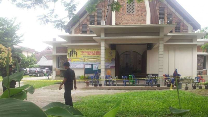 Petugas kepolisian berjaga di Gereja Santo Yosef Medan usai percobaan bunuh diri gagal di gereja tersebut, Minggu (28/8/2016), sekira pukul 08.00.