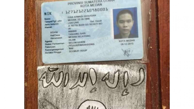 Kartu Tanda Penduduk (KTP) bernama Ivan Armadi Hasugian yang diduga milik pelaku bom bunuh diri di Gereja Santo Yosep Medan Sumatera Utara, Minggu (28/8/2016)
