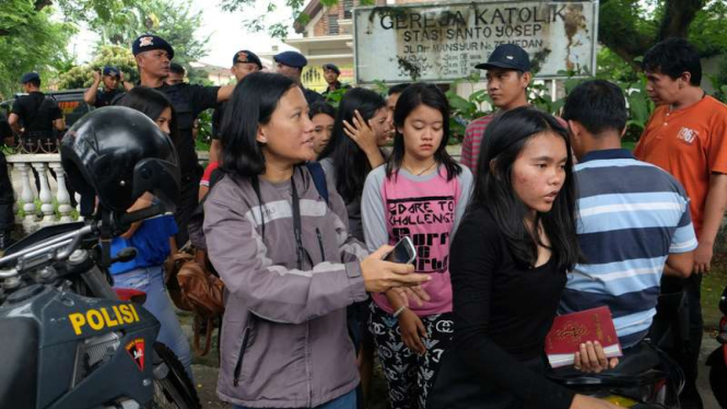 Sejumlah jemaat berada di depan Gereja Katolik Stasi Santo Yosep pascaperistiwa teror bom di lokasi tersebut, Medan, Sumatra Utara, Minggu (28/8/2016)