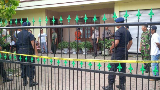 Kepolisian Daerah Sumatera Utara melakukan penggeledahan di rumah pelaku bom bunuh diri di Gereja Santo Yosep Medan Sumatera Utara, Minggu (28/8/2016)