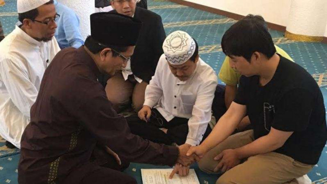 Pria Korea masuk Islam setelah bertemu Muslimah yang ia cinta.