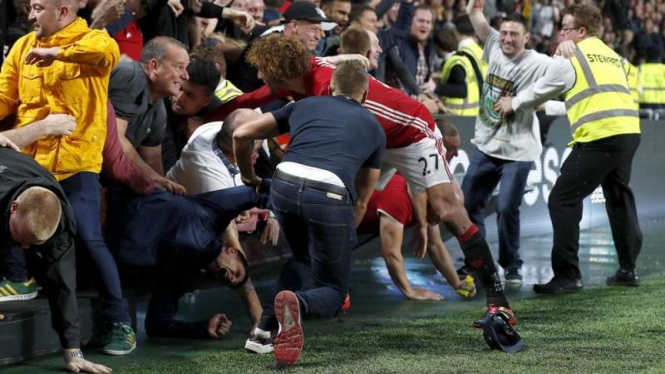 Bintang Manchester United, Marouane Fellaini (kostum merah)