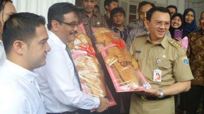 Gubernur DKI Jakarta, Basuki Tjahaja Purnama dan Djarot Saiful Hidayat terima roti buaya.