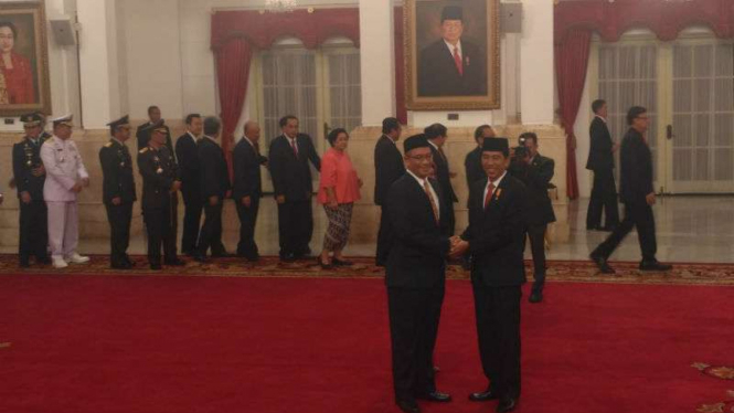 Pelantikan Komisioner KPU Hasyim Asy'ari di Istana Negara