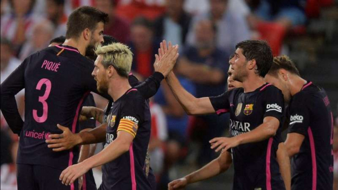 Para pemain Barcelona merayakan gol ke gawang Athletic Bilbao