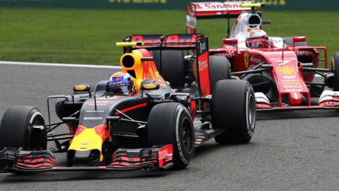 Max Verstappen (depan) dan Kimi Raikkonen di balapan F1.