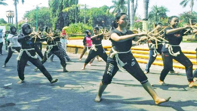 Para penari Tari Tenun Troso sedang berlatih di halaman Museum RA Kartini.