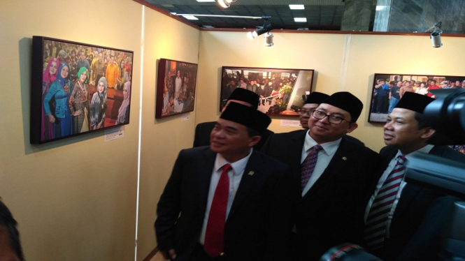 Ketua DPR Ade Komaruddin beserta wakilnya membuka acara Pameran Foto Warna-warni