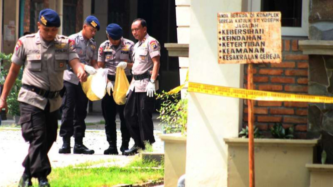 Personel Gegana Brimob Polda Sumut melakukan olah tempat kejadian perkara (TKP) pasca peristiwa teror bom di Gereja Katolik Stasi Santo Yosep Medan, Sumatera Utara, Senin (29/8/2016).