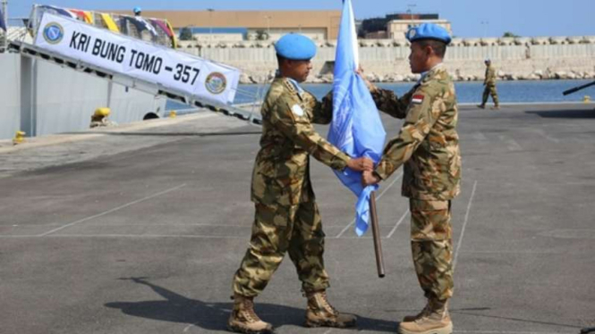 Personel TNI dan KRI Bung Tomo di Dermaga Beirut, Lebanon.