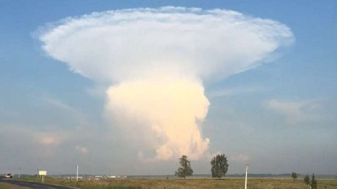 Awan raksasa berbentuk jamur di Rusia