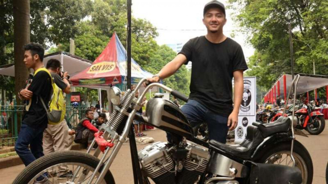 Omesh dan Harley-Davidson miliknya.