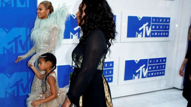Beyonce dan Blue Ivy dalam MTV VMA 2016.