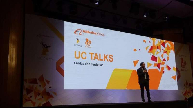Pandji Pragiwaksono membuka acara UC Browser, UC Talks