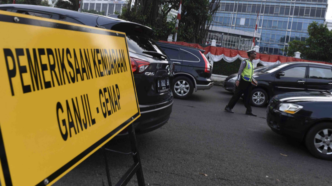 Papan pemberlakuan Peraturan Ganjil/Genap di jalan protokol di Jakarta beberapa waktu lalu.