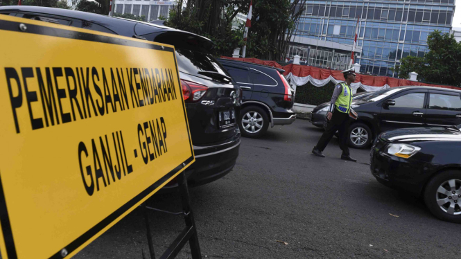 Papan pemberlakuan Peraturan Ganjil/Genap di jalan protokol di Jakarta beberapa waktu lalu.