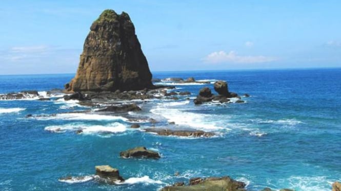 Pemandangan Pantai Papuma Yang Menawan Viva