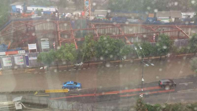 Genangan air setinggi 10 cm di depan Gedung Sinarmas Tower arah Monas.