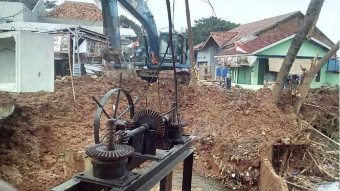 Perbaikan pintu air Waduk Rawa Babon, Ciracas, Jakarta Timur, yang sempat longso