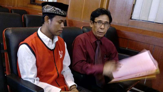 Terdakwa Mohammad Rosi (mengenakan rompi tahanan) seusai menjalani sidang putusan di Pengadilan Negeri Surabaya, Jawa Timur, pada Selasa, 30 Agustus 2016.