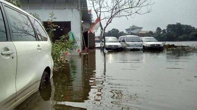 Banjir akibat luapan Waduk Rawa Babon, Kelapa Dua Wetan, Ciracas, Jakarta Timur