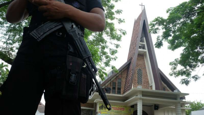 Anggota Brimob Polri melakukan penjagaan di halaman Gereja Katolik Stasi Santo Yosep pascaperistiwa teror bom di gereja tersebut di Medan, Sumatra Utara, Minggu (28/8/2016)