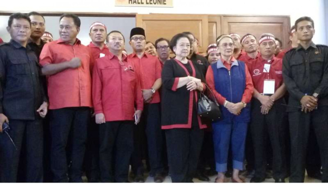 Wali Kota Bandung, Ridwan Kamil, dan Ketua Umum PDIP, Megawati Soekarnoputri, dalam acara sekolah Kepala Daerah PDIP di Depok (30/8/2016).