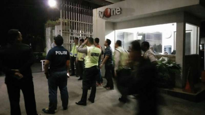 Petugas kepolisian berjaga di depan gerbang kantor tvOne pasca munculnya ancaman teror bom di tvOne, Selasa malam, (30/8/2016)