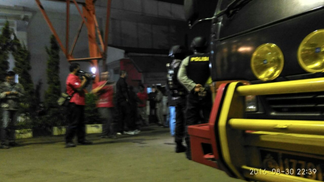 Mobil Gegana Polda Metro Jaya di gedung tvOne pada Selasa malam, (30/8/2016). Dari penelusuran kepolisian memastikan tidak ada temuan bom di lokasi.
