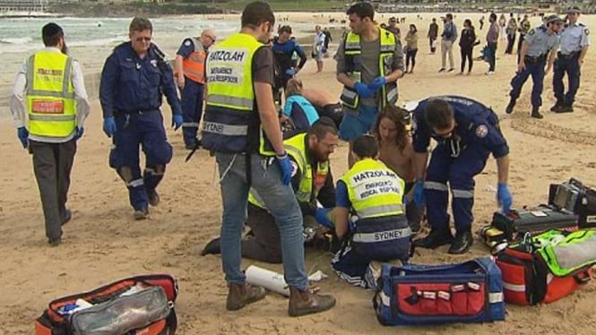 Tim penyelamat dan korban tenggelam di Pantai Bondi, Sydney, Australia.