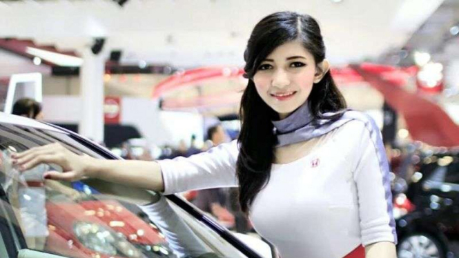  Ira Septiana, model cantik otomotif