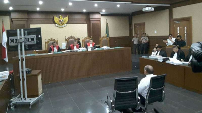 Ahli forensik RSCM, Budi Sampurna, bersaksi dalam sidang kasus pembunuhan Wayan Mirna Salihin di Jakarta, Rabu 31 Agustus 2016.
