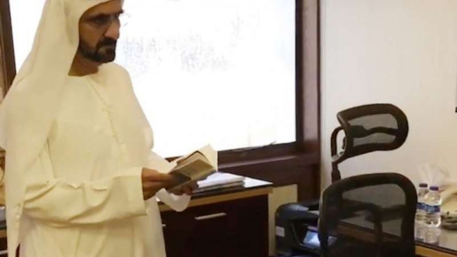 Sheik Dubai Mohammed Bin Rashid Al Maktoum saat mendapati meja pejabat yang kosong.
