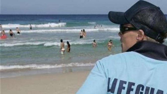 Petugas memantau pengunjung Pantai Bondi di Sydney, Australia.