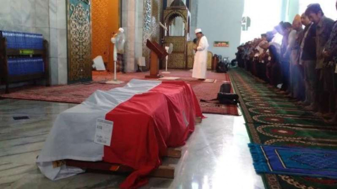 Jenazah Sulistina, istri Pahlawan Nasional, Bung Tomo, sedang disalati di Masjid Al Akbar Surabaya, Rabu 31 Agustus 2016.