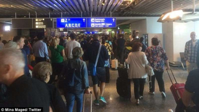 Kepanikan terjadi di Frankfurt Airport setelah ada pengumuman tentang bom.