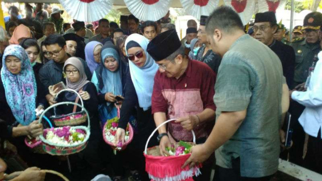 Pemakaman jasad Sulistina Sutomo, istri Pahlawan Nasional, Bung Tomo, di Tempat Pemakaman Umum Ngagel, Surabaya, pada Rabu, 31 Agustus 2016.