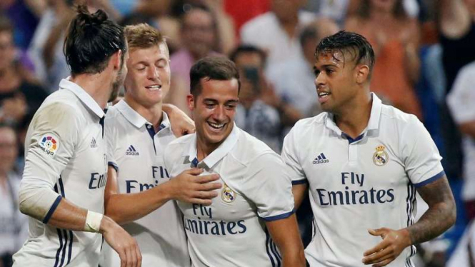 Para pemain Real Madrid merayakan gol Toni Kroos (kedua dari kiri)
